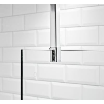 Vetro justerbar loftstiver i krom, 1000 mm, monteret på 8 mm glasplade med hvidt flisebaggrund.