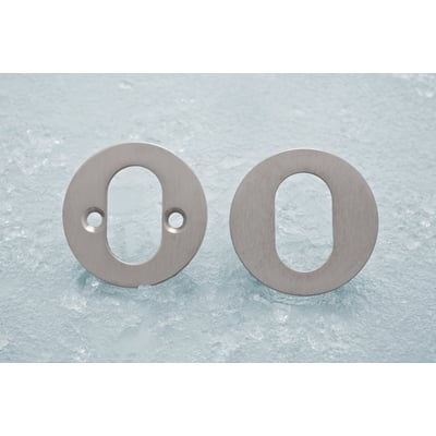 Assa Abloy oval cylinderroset til ind- og udvendig montering, vist med en side med skruehuller og en uden.