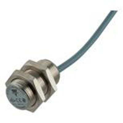 Carlo Gavazzi induktiv M18-aftaster med IO-Link, PNP NO og 8 mm skærmet afstand, vist skråt med kabel.
