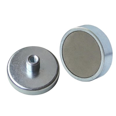 To forzinkede pottemagneter af ferrit, den ene med M3 gevind og den anden vist fra siden.