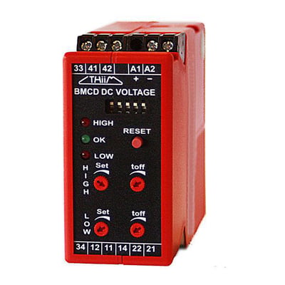 Batterivagt BMCD DC VOLTAGE i rødt hus med sort frontpanel med LED-indikatorer og drejeknapper for indstilling.
