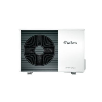 Detaljeret billede af Vaillant Arotherm Split Plus udedel, der viser frontgitteret med ventilator og mærkaten 'aroTHERM Split plus'.