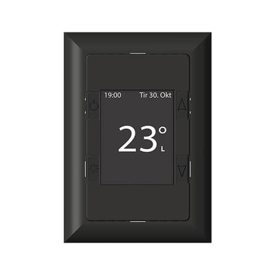 Mtouch One termostat og regulator i koksgrå, viser 23 grader på LCD-display med tid og dato.