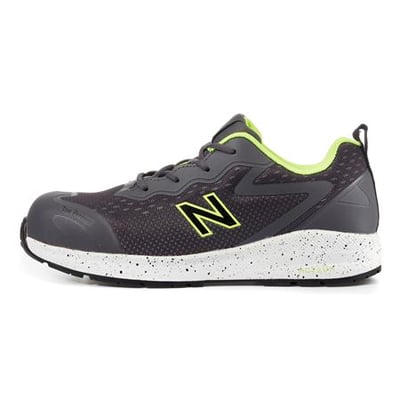 New Balance Logic sikkerhedssko i grå, str. 42,5, set fra siden med snørebånd, limegrønne detaljer og hvid sål.