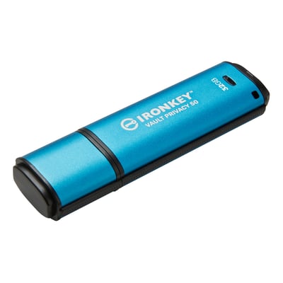 Kingston IKVP50 USB-flashdrev med 32 GB og 256-bit-kryptering, blå med sorte endestykker, set skråt.