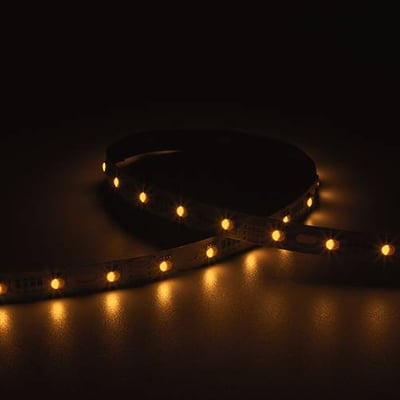 Ansell Lighting Z-Cell LED bånd, 5 meter, lyser med varmt hvidt lys på en mørk baggrund.