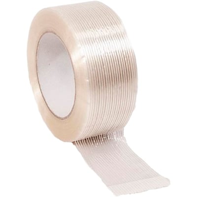 Klar, ligearmeret filamenttape fra Roliba på 50 mm x 50 m ses som en rulle med en strimmel trukket ud.