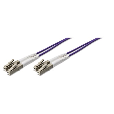 Fiberoptisk patchkabel med lilla OM4 LSZH-kappe og to LC/PC-stik på hvid baggrund, 1 meter langt.