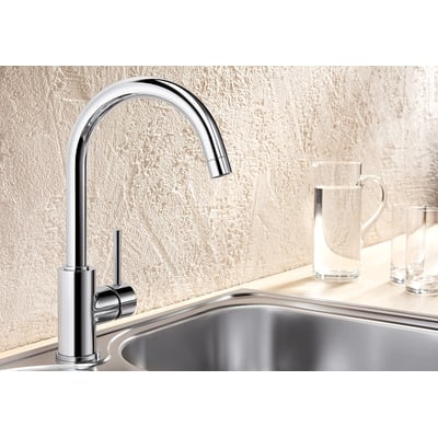 Blanco Mida køkkenarmatur i krom med C-tud og 1-grebs betjening monteret på en stålvask.