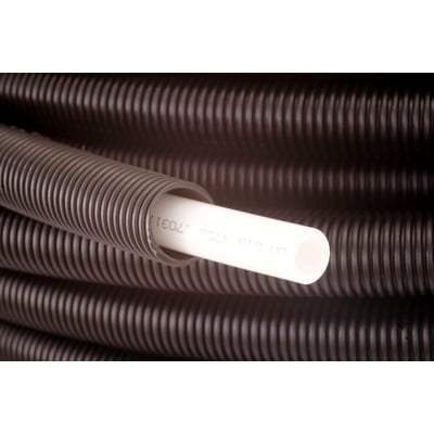 PEXGOL Universal X-Flex RIR 15x2,5 mm kombirør med en hvid indre PEX-rør, der rager ud fra et mørkt korrugeret yderør.