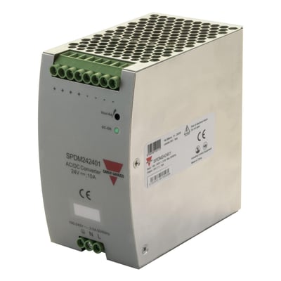 Carlo Gavazzi-strømforsyning på 10 A med grønne skrueklemmer, set skråt forfra med perforeret metalhus.