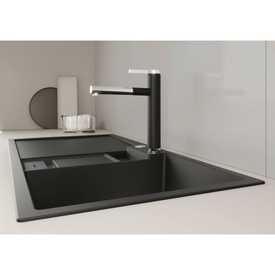 BLANCO linee-s køkkenarmatur med udtræksbruser i antracit og krom, monteret på et sort køkkenvask. Armaturet har en svingbar tud og et elegant design.