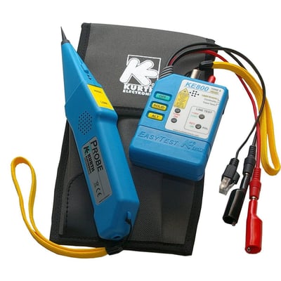 Nærbillede af Elma Instruments kabelsøgesæt, der viser detaljer på den blå tonesender og probe, samt tilslutningskabler og den grå taske.