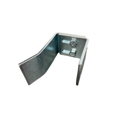 Justerbart portfang i galvaniseret stål med to bolte, der fastgør et vinkelstykke på et fladt beslag med slidser.