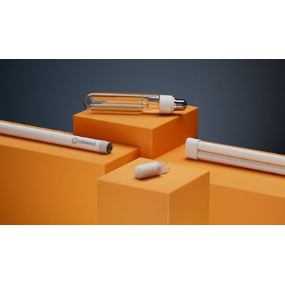 Ledvance T8 Value LED-rør 900 mm, 10W, 1080 lm, 3000K, præsenteret sammen med andre lyskilder på orange kuber.