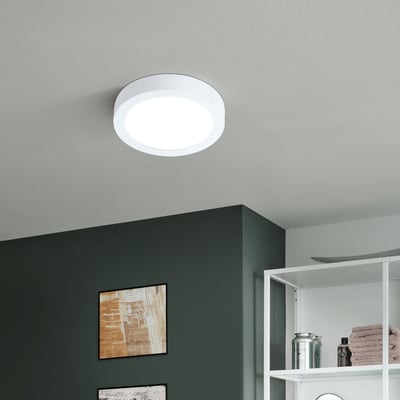 EGLO Fueva-Z loftslampe Ø210 mm i hvid, monteret i et moderne rum med mørkegrå væg og hvid reol.
