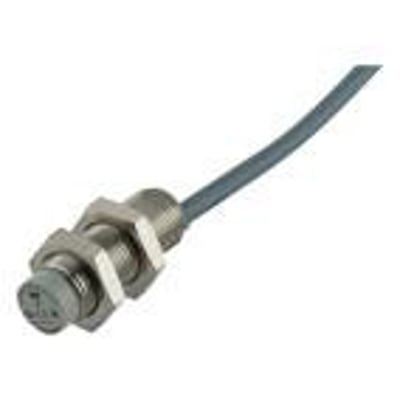 Carlo Gavazzi induktivaftaster ICB12S30N08A2IO med M12-gevind og kabel, vist skråt forfra; rækkevidde 8 mm.