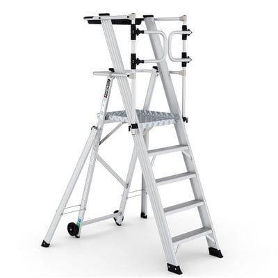 KEYPRO platformsstige i aluminium med 4+1 trin, stor skridsikker platform og selvlukkende rækværk, hvid baggrund.