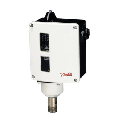 Danfoss RT116 pressostat set fra siden, viser trykskala og 'MIN. & RESET' knap, fremstillet i Polen.