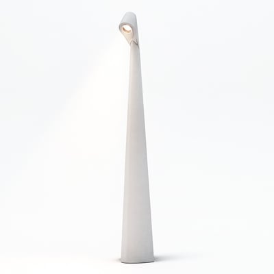 Hvid, genopladelig LED-bordlampe med slank form og vinklet lampehoved, 40 cm høj og dæmpbar i tre trin.