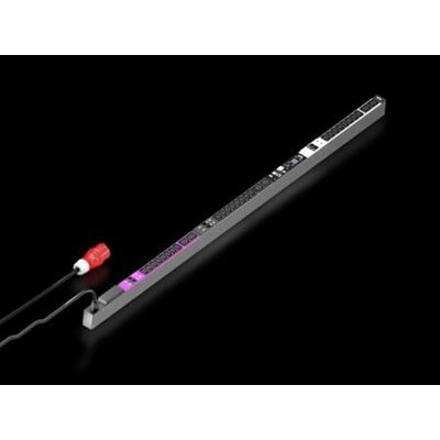 Rittal PDU metered strømskinne med 32A/3P CEE stik, 24xC13 og 6xC19 udtag på sort baggrund.