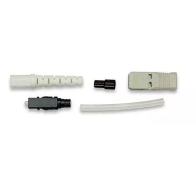 6300-W SC MM konnektor med hvid boot, Hot Melt teknologi, vist som samlesæt med flere dele til fiberoptiske kabler.