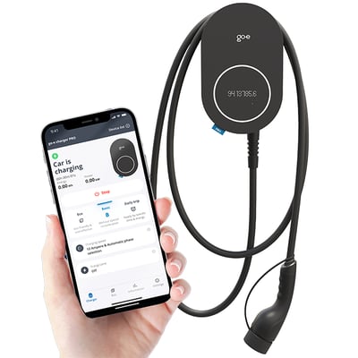 go-e Charger PRO CABLE ladeboks til elbil i sort med fast type 2-kabel og MID-måler, vist med app på telefon.