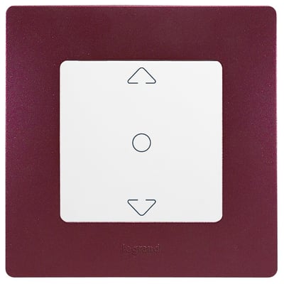 Legrand Niloé jalosiafbryder i hvid med symboler for op, stop og ned, monteret i en mørk bordeaux ramme.