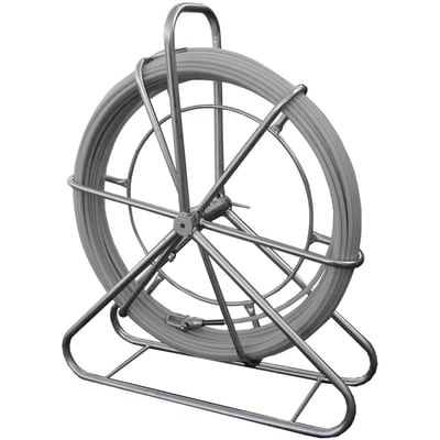 Glasfiber rørål ø4.5 mm x 40 m på en metalstativ, klar til brug til kabeltræk.