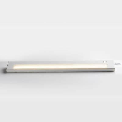 Hvidt Loevschall Lumi Striplight Flat TL4006 LED-lysarmatur på 554 mm, set skråt forfra med lysende flade og afbryder.