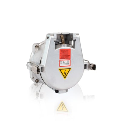 CEE vægudtag 600A, 6h, IP67 med 3P+N+PE konfiguration i aluminium. Produktet har advarselsetiketter med symbol for livsfare.