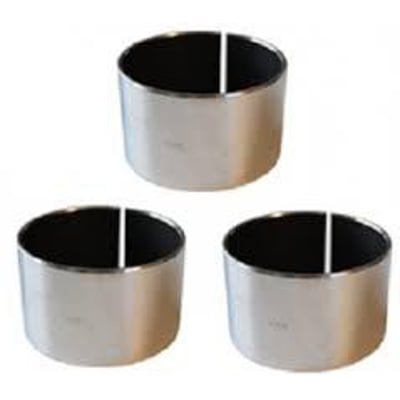 Tre cylindriske glidebøsninger med metalyderside og mørk inderside, vist på hvid baggrund.