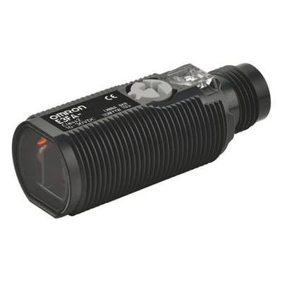 Omron fotoelektrisk sensor E3FA-DN25 med M18 gevindcylinder, sort plastkabinet og M12 stik, set fra siden.