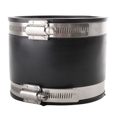 Fernco kobling i sort gummi til samling af rør i jorden med rustfri stålklemmer, bredde ca. 300 mm.