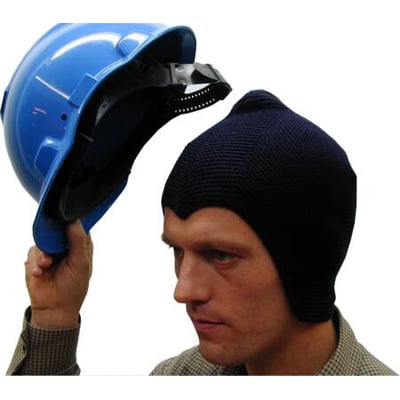 En mand tager en blå strikket hjelmhue under en blå sikkerhedshjelm på en hvid baggrund.