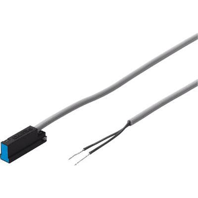 Festo SME-8-K-LED-230 proximity sensor med grå kabel og afisolerede ledninger på hvid baggrund.