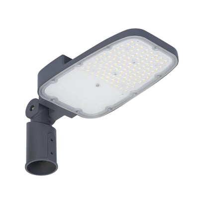 LEDVANCE Streetlight Area M vejarmatur på 65 W med ekstra bredstrålende LED-flade og mørkegråt mastbeslag.