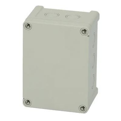 Lukket Fibox montagekasse i lys grå ABS, 130x95x65 mm, vist med synlige skruer og M-udslag på siderne.