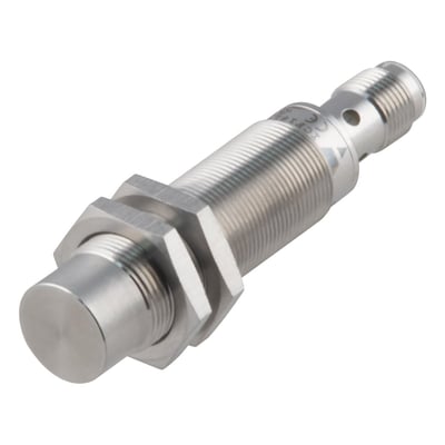 Carlo Gavazzi induktiv aftaster med IO-Link, M18-gevind og 14 mm tasteafstand, vist skråt med M12-stik.