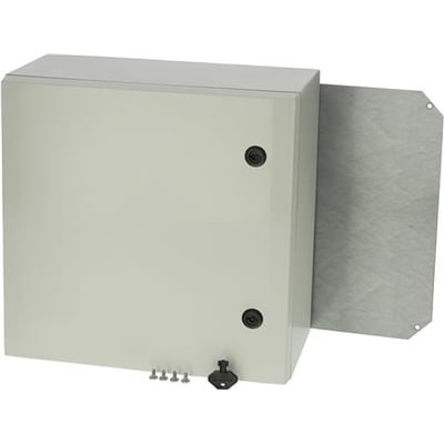 Fibox Arca vægskab i polycarbonat med gråt låg, 300x300x210 mm, vist med montageplade bagpå og nøgle i låsen.