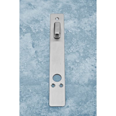 Assa Abloy smalt langskilt 6231 på 32 x 230 mm med synlige skruehuller og drejeknap, set forfra.