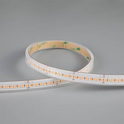 Ansell Lighting P-Cell 5 meter LED strip med synlige dioder og 3M tape på bagsiden, monteret på grå baggrund.