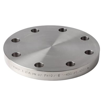 Rund blindflange i rustfrit stål med bolt huller og glat, lukket midte, vist skråt oppefra.