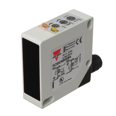 Carlo Gavazzi fotoaftaster PC50CNB50BAM1 med hvid, firkantet krop, sort front, justeringsskruer og kabeltilslutning.