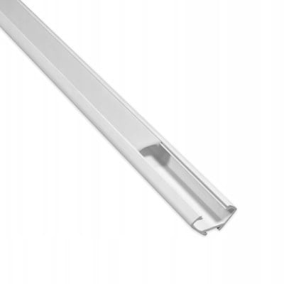 Hvid PVC-hjørneprofil til LED-strip på 1 meter med mælkehvidt cover, vist skråt med profilens åbning synlig.