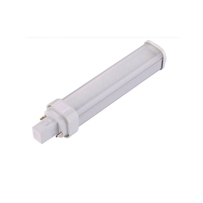 LEDlife G24Q LED-pære på 7 W med matteret, aflangt lysrør og synlige stifter i fatningen, set skråt.