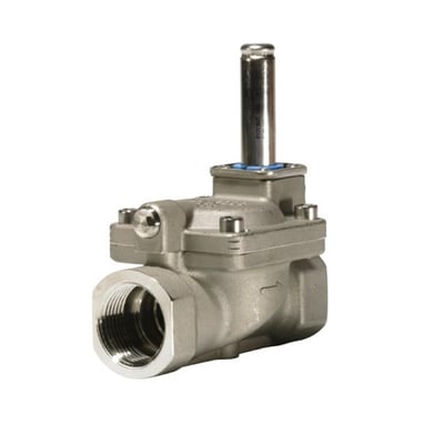 Vinklet billede af Danfoss EV220B magnetventil i rustfrit stål, fremviser detaljer på ventilhus og servostyringsmekanisme.