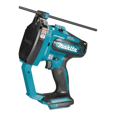 Makita akku stålstangsklipper 18V DSC102Z set fra siden, viser dens ergonomiske design og skærehoved med en stang klar til afkortning.