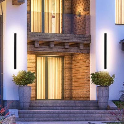 V-TAC 10W LED lineær væglampe i antracit monteret på husets facade ved trappeindgang.