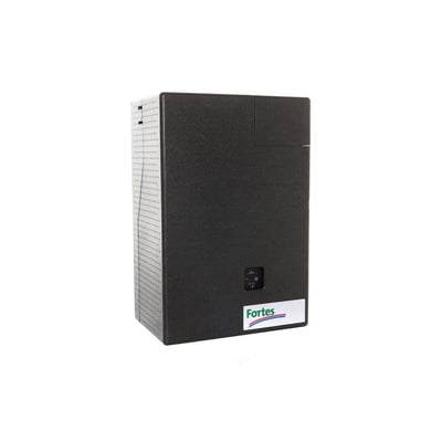 Fortes Energy Homeheat VV-1/T vandvarmer med trykudligner i sort, isoleret kabinet og logo, set fra en let skrå vinkel.